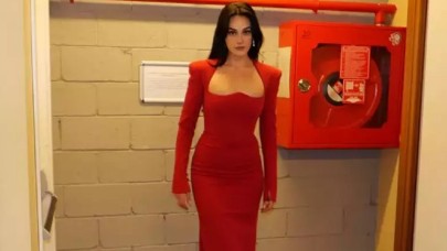 Esra Bilgiç Son Dakika Sosyal Medyadan Paylaştı! Kırmızı Elbisesi Görenleri Mest Etti…