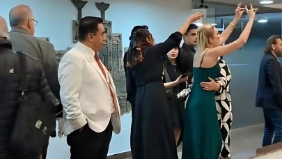 TRT Spikerinden Ödül Gecesinde Ödül Alan Yönetmene Hakaret Etti!