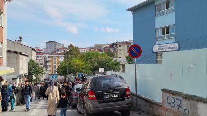 Esenyurt Ertuğrul Gazi Ortaokulu’nda Deprem Sonrası Panik! Deprem Sonrası Öğrenciler Evlerine Gönderiliyor...