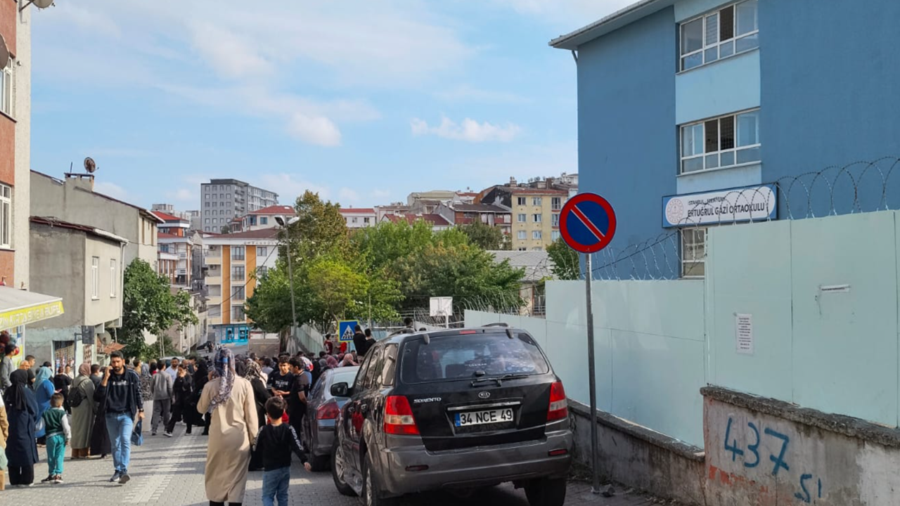Esenyurt Ertuğrul Gazi Ortaokulu’nda Deprem Sonrası Panik! Deprem Sonrası Öğrenciler Evlerine Gönderiliyor...